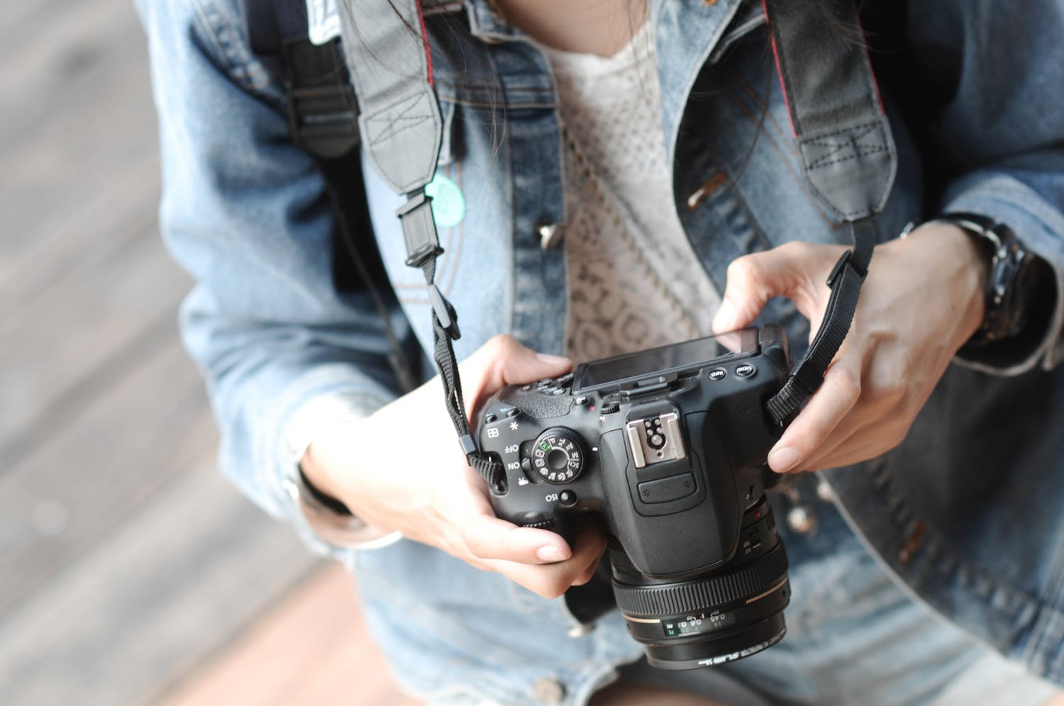 Fotograf med kamera i hånden